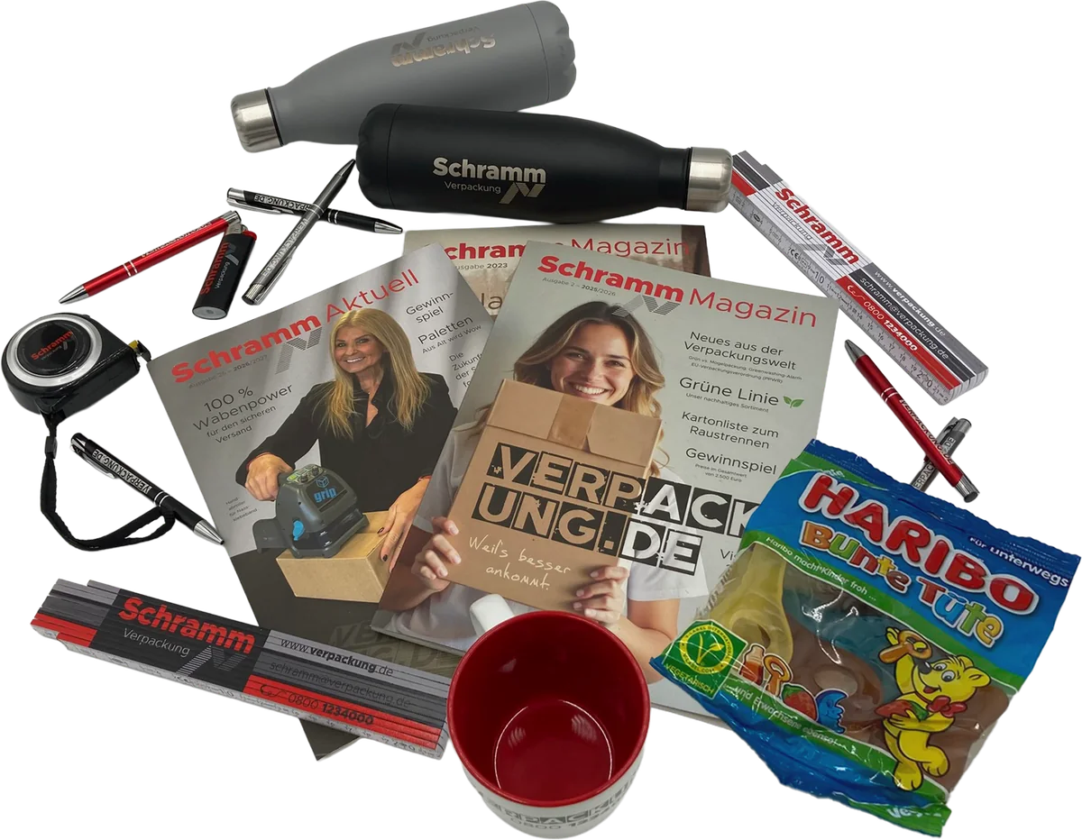 Schramm-Magazin, Schramm Aktuell, Trinkflaschen, Zollstöcke, Tasse und eine Tüte Fruchtgummi als Beigaben zur Bestellung