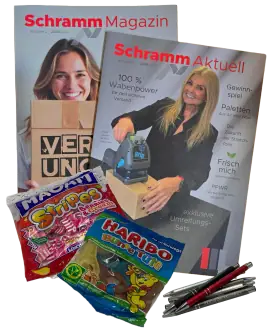 Schramm-Magazin und Schramm Aktuell, zwei Tüten Fruchtgummi und Schramm-Kugelschreiber als Beigaben zur Bestellung