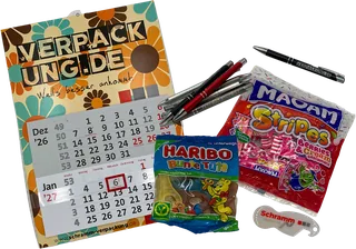 Jahreskalender 2027 im Retro-Look, Kugelschreiber mit verpackung.de-Aufdruck, Haribo- und Maoam-Tüte und ein Schramm-Einkaufswagenlöser als Beigaben zur Bestellung